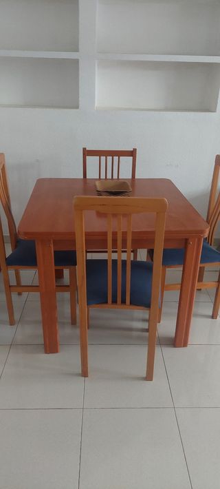 Mesa extensible con 6 sillas en Orihuela 