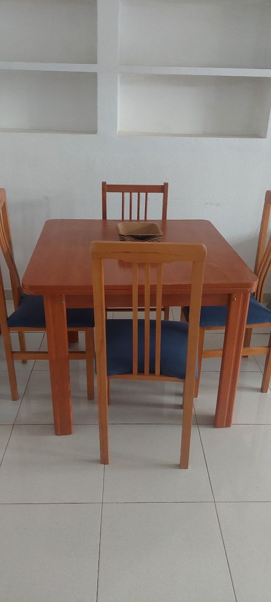 Mesa extensible con 6 sillas en Orihuela