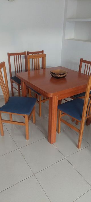 Mesa extensible con 6 sillas en Orihuela 