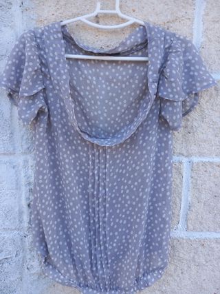 Blusa de mujer gris con lunares blancos