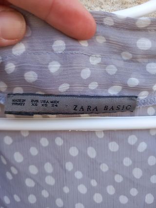 Blusa de mujer gris con lunares blancos