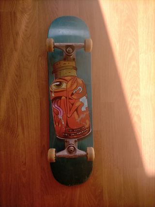 Skate, tabla ToyMachine y ejes Venture.Buen estado