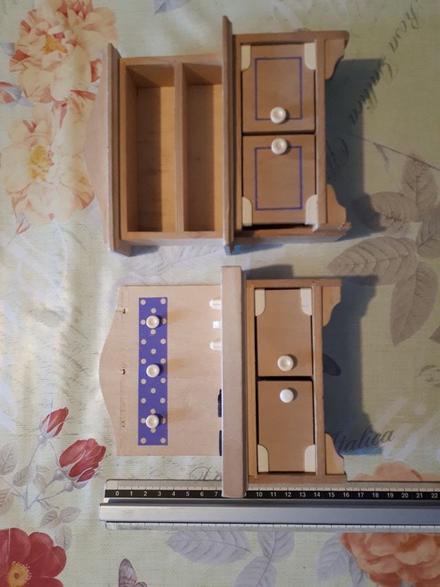 Mobili in miniatura in legno