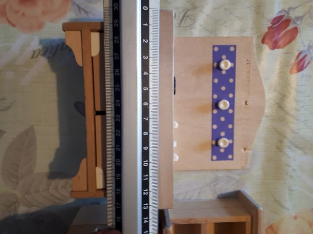 Mobili in miniatura in legno