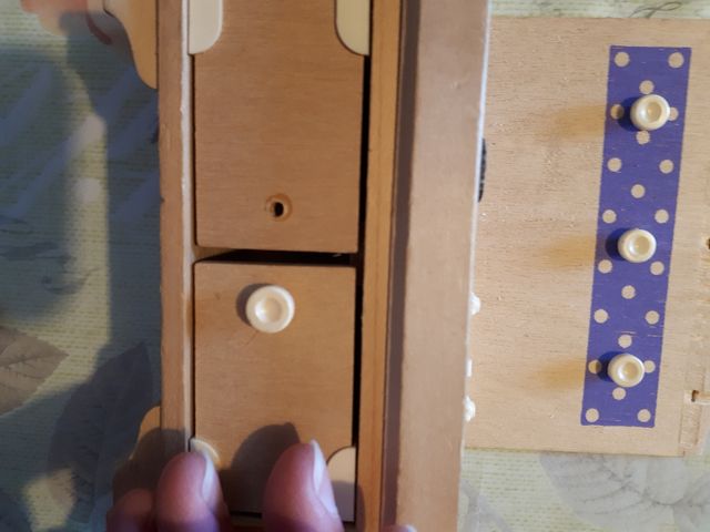 Mobili in miniatura in legno