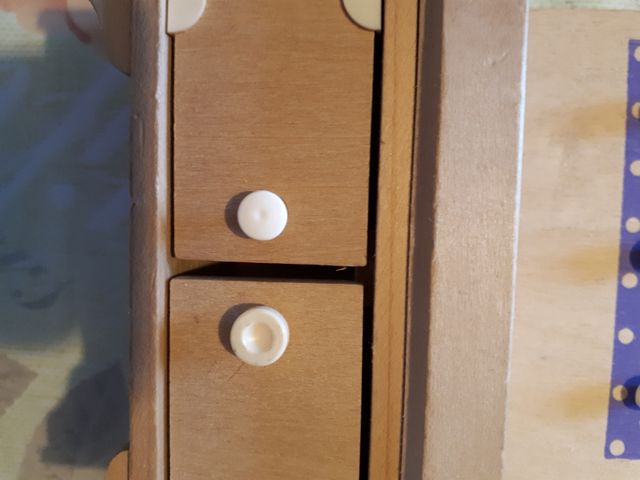 Mobili in miniatura in legno