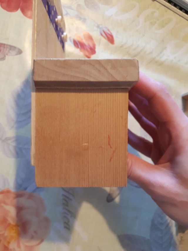 Mobili in miniatura in legno