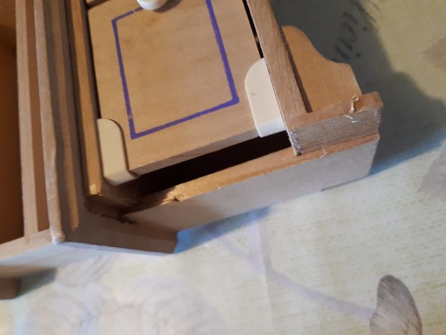 Mobili in miniatura in legno