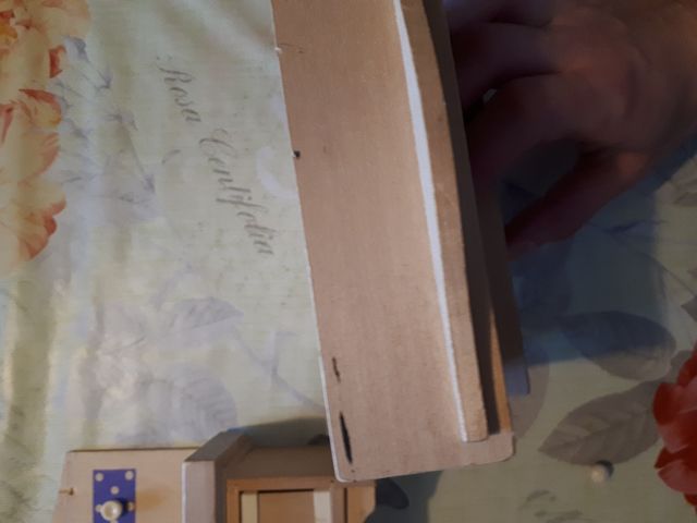 Mobili in miniatura in legno