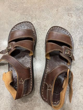 Sandalias de cuero marrones
