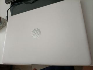Portátil HP blanco y Negro