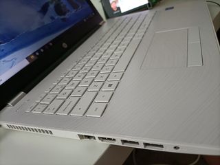 Portátil HP blanco y Negro