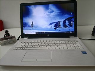 Portátil HP blanco y Negro