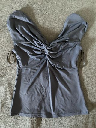 Top gris drapeado