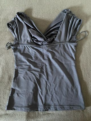 Top gris drapeado
