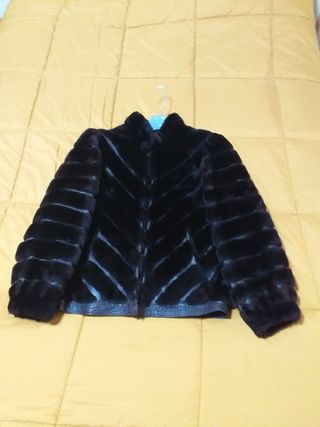 Chaquetón Mouton y Piel. Marrón muy obscuro.