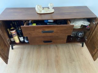 Cómoda de madera natural para recibidor