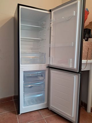 Nevera Chiq poco uso con accesorios
