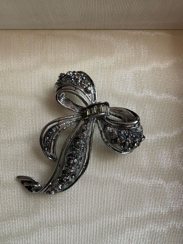 Spilla vintage fiocco con strass