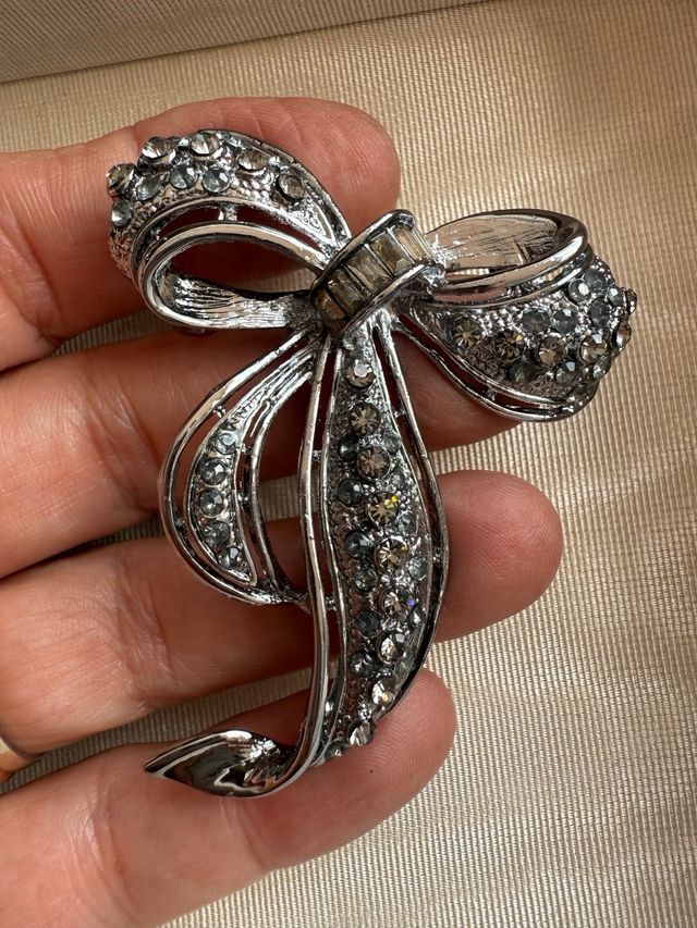 Spilla vintage fiocco con strass