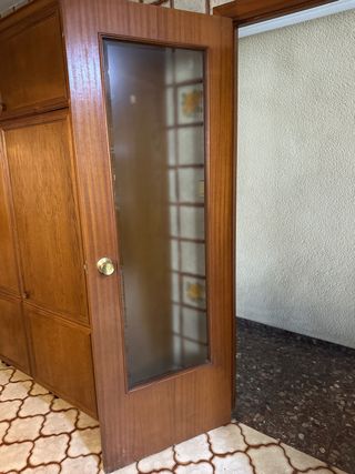Puerta madera maciza acristalada
