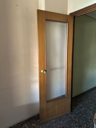 Puerta madera maciza acristalada

