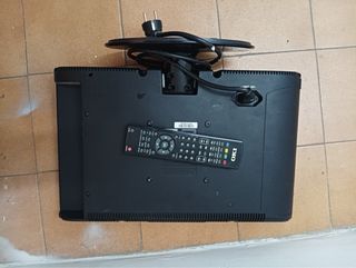Televisores OKI Negro 2 unidades y soporte de pare