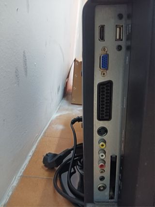 Televisores OKI Negro 2 unidades y soporte de pare