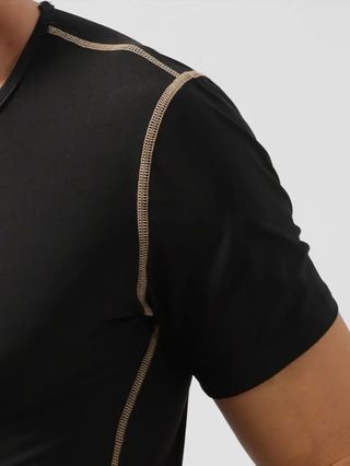 Camiseta Térmica Deportiva Negra y Dorada