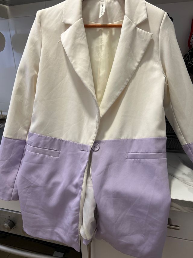 Blazer elegante blanco y violeta