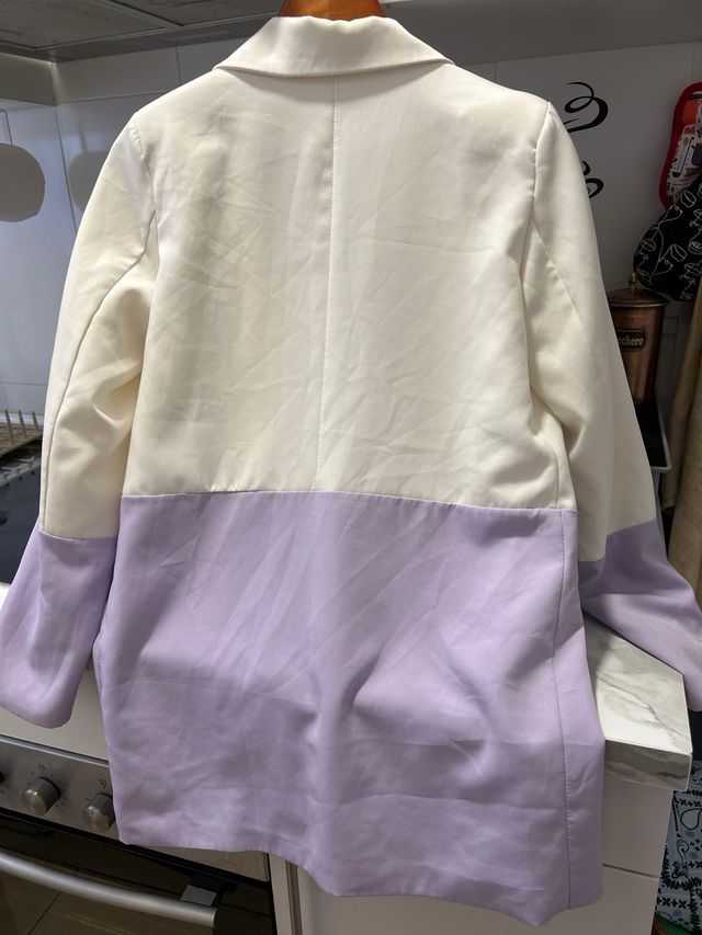 Blazer elegante blanco y violeta