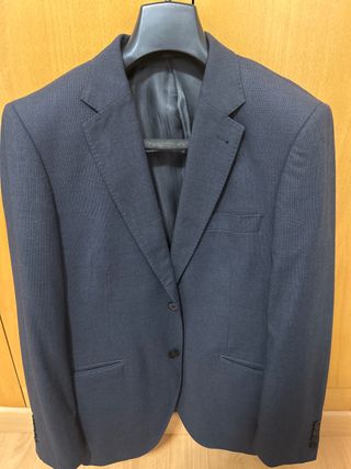Traje gris en perfecto estado