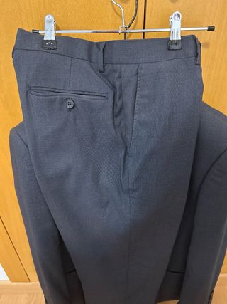 Traje gris en perfecto estado