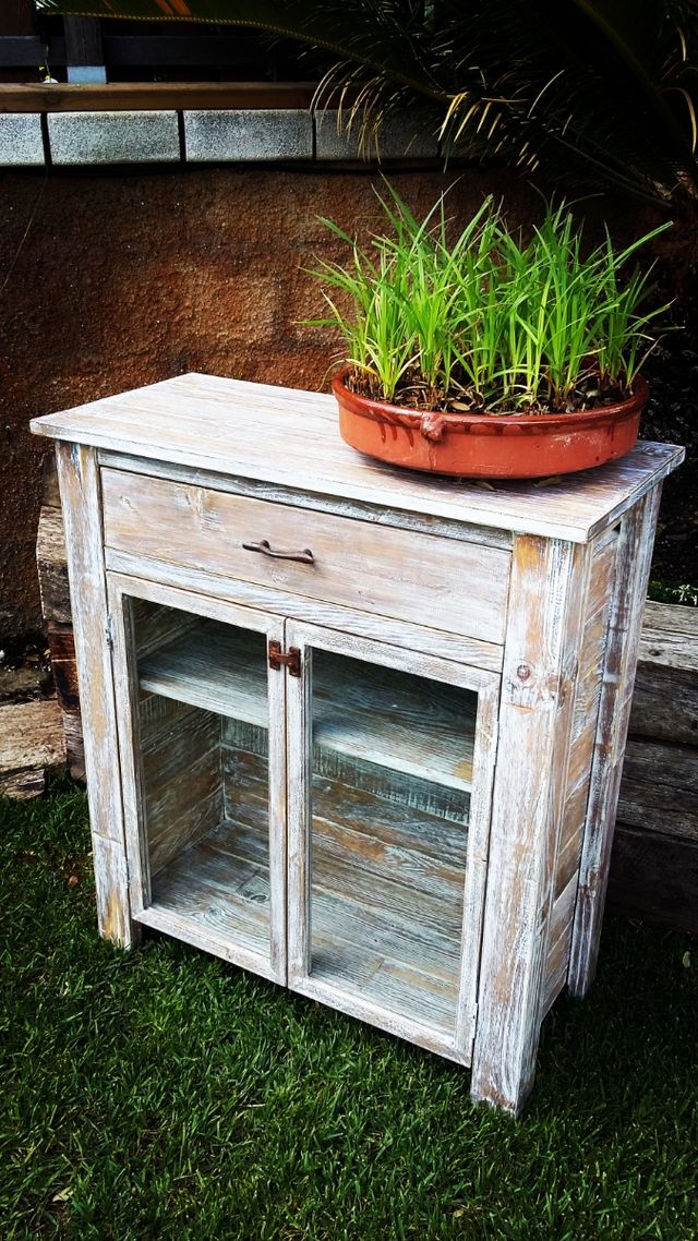 Mueble de madera con puertas de cristal