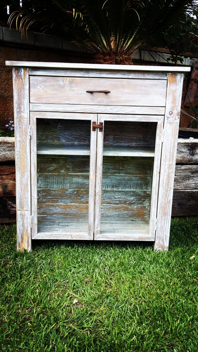 Mueble de madera con puertas de cristal