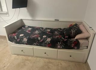 Cama individual de madera con cajones