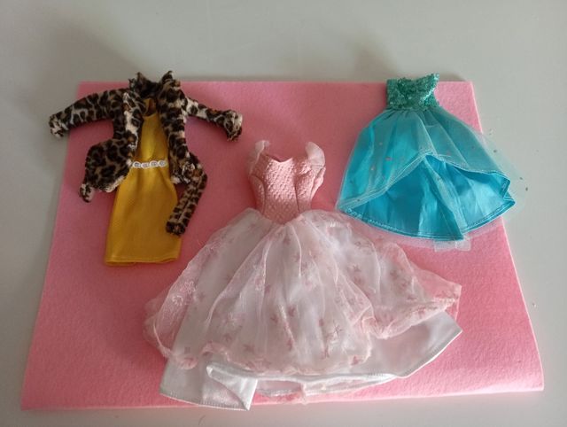 Lote 3 vestidos Barbie