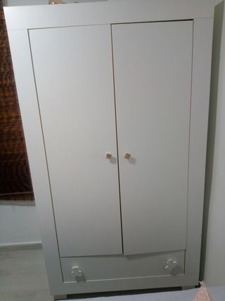 Ropero blanco de madera