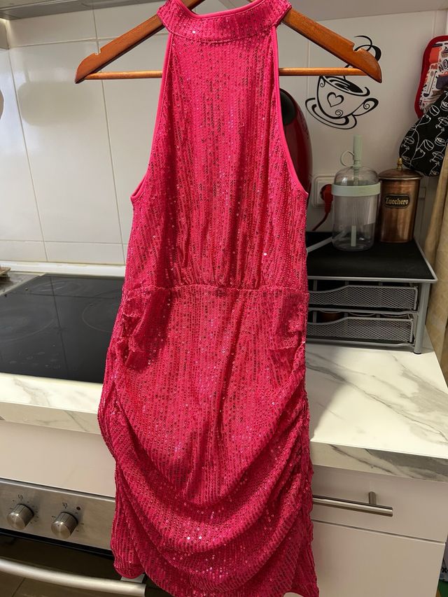 Vestido fucsia con lentejuelas