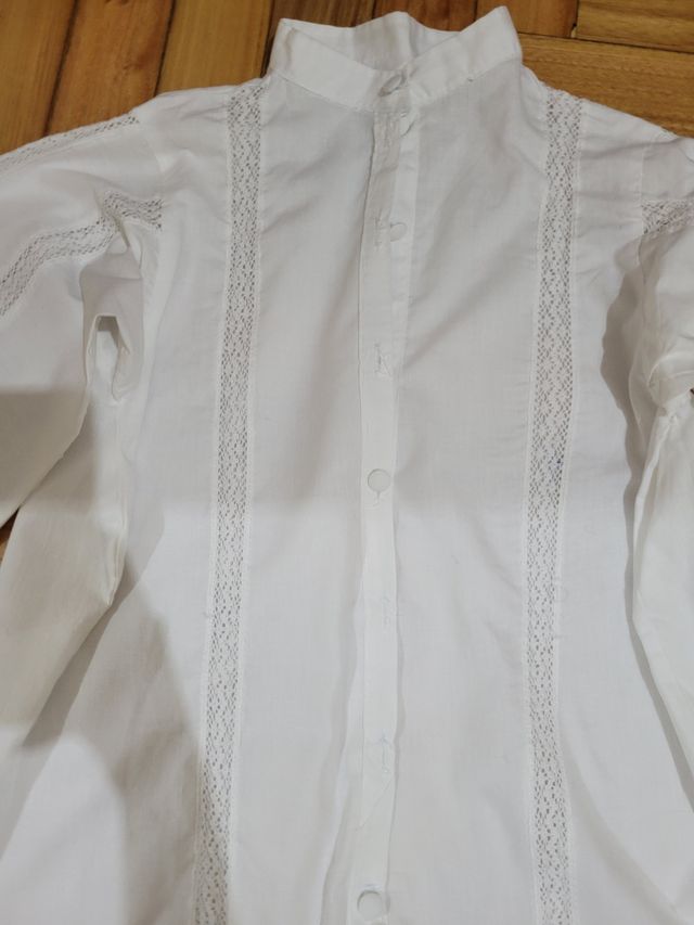 Camisa blanca con encaje