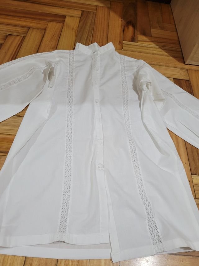 Camisa blanca con encaje