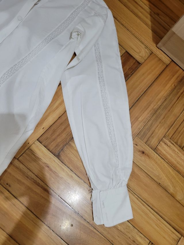 Camisa blanca con encaje