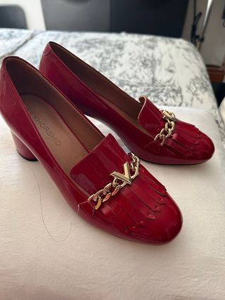 Zapatos rojos de piel autentica charol con cadena