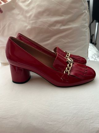 Zapatos rojos de piel autentica charol con cadena