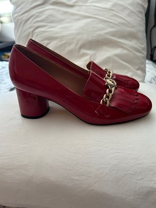 Zapatos rojos de piel autentica charol con cadena