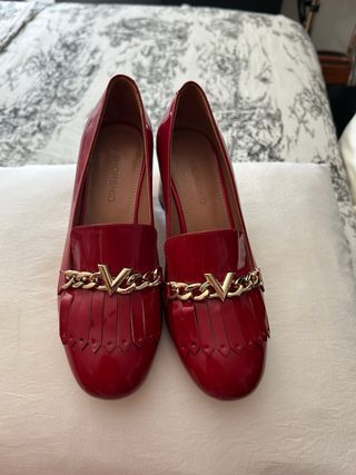 Zapatos rojos de piel autentica charol con cadena