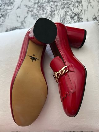 Zapatos rojos de piel autentica charol con cadena