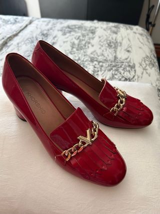 Zapatos rojos de piel autentica charol con cadena