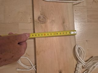 Pequeña estantería madera y macrame.