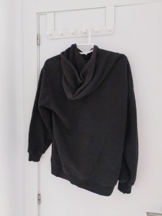 Sudadera con capucha negra